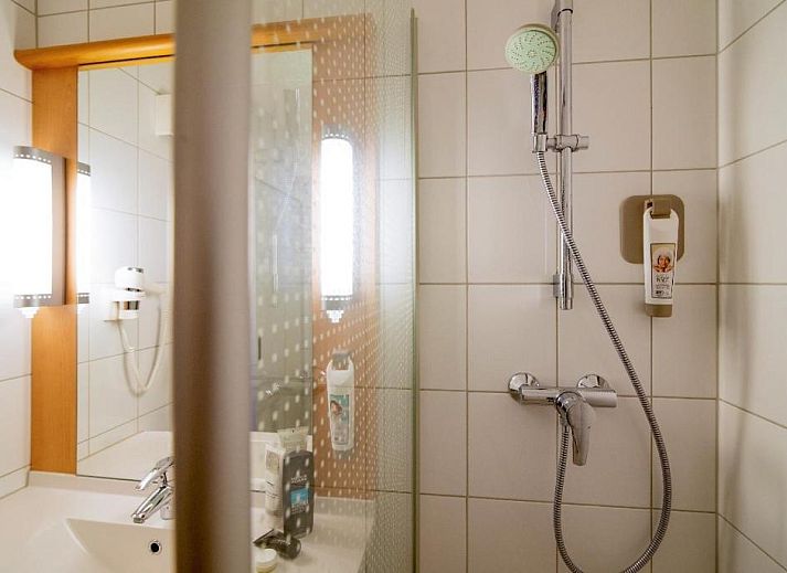 Comfortabele slaapkamer in ibis Utrecht vakantie appartement, Utrecht, met groot raam.