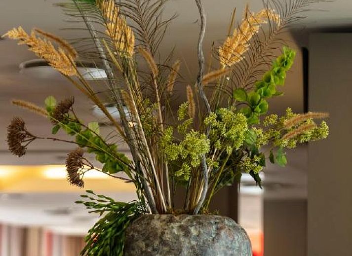 Gezellige eetruimte in ibis Utrecht vakantie appartement, Utrecht, met veel daglicht.