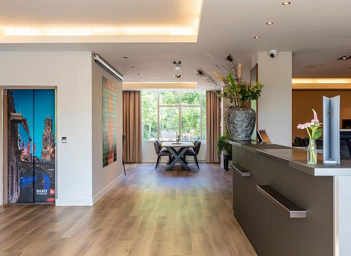 Gezellige eetruimte in ibis Utrecht vakantie appartement, Utrecht, met veel daglicht.