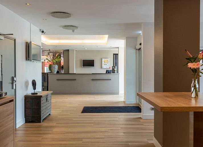 Gezellige eetruimte in ibis Utrecht vakantie appartement, Utrecht, met veel daglicht.