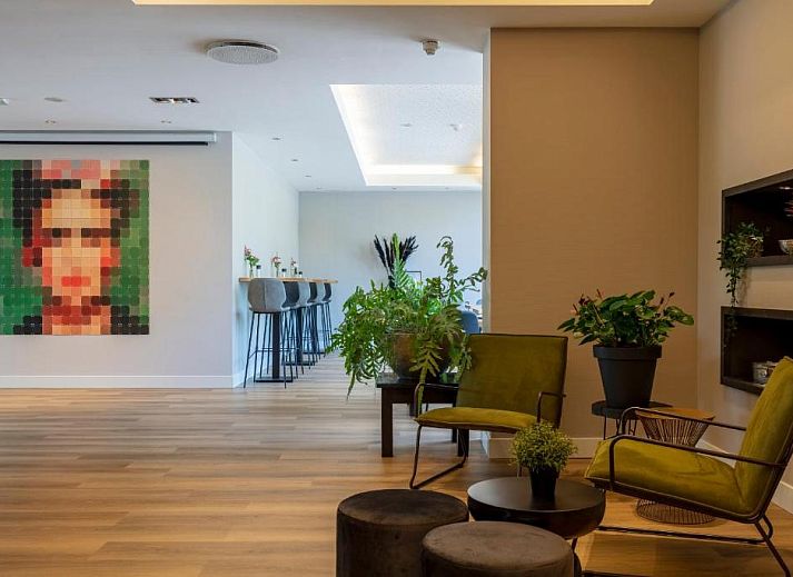 Gezellige eetruimte in ibis Utrecht vakantie appartement, Utrecht, met veel daglicht.