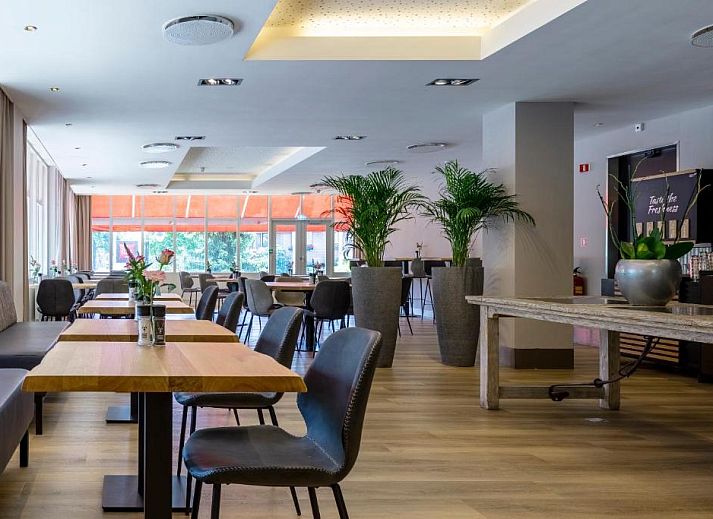 Gezellige eetruimte in ibis Utrecht vakantie appartement, Utrecht, met veel daglicht.