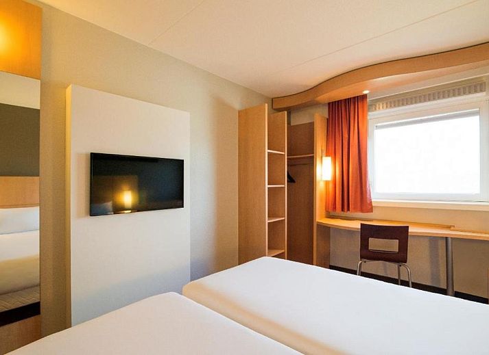 Stijlvolle zithoek in ibis Utrecht vakantie accommodatie, Utrecht, met moderne meubels.