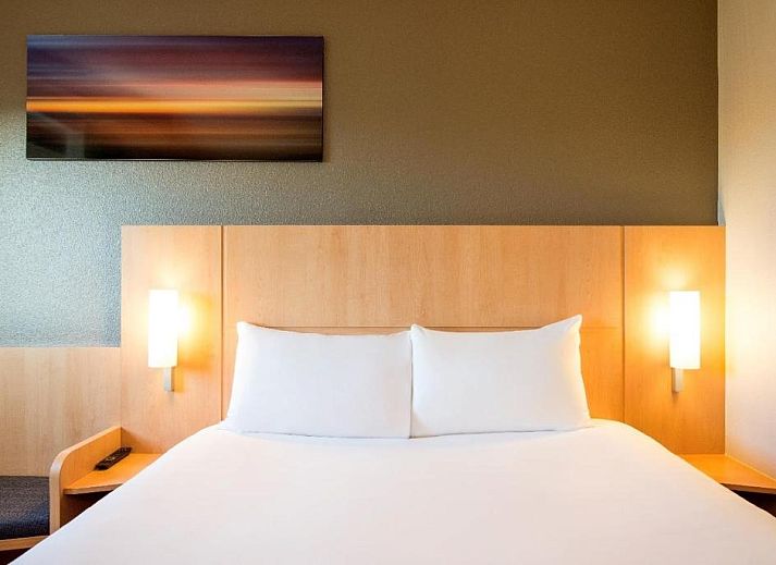 Stijlvolle zithoek in ibis Utrecht vakantie accommodatie, Utrecht, met moderne meubels.