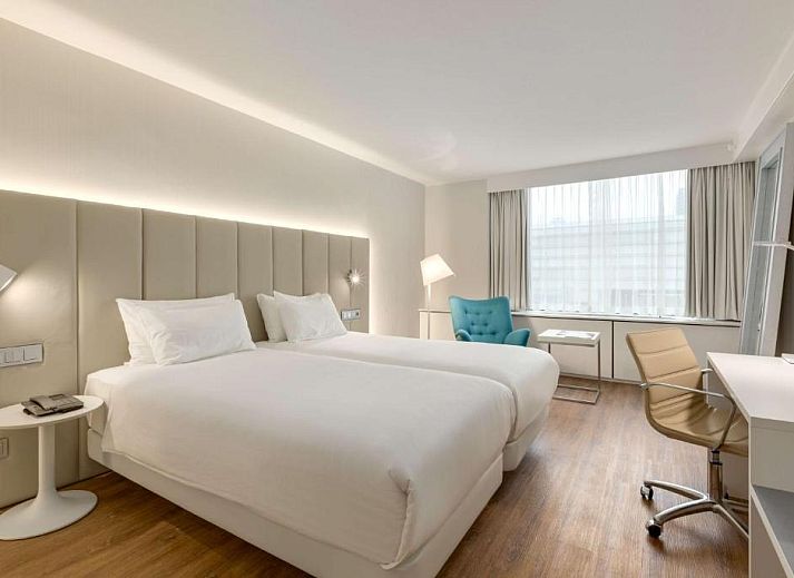 Modernes Schlafzimmer in der NH Utrecht Ferienwohnung in Utrecht mit bequemen Betten und stilvoller Einrichtung.