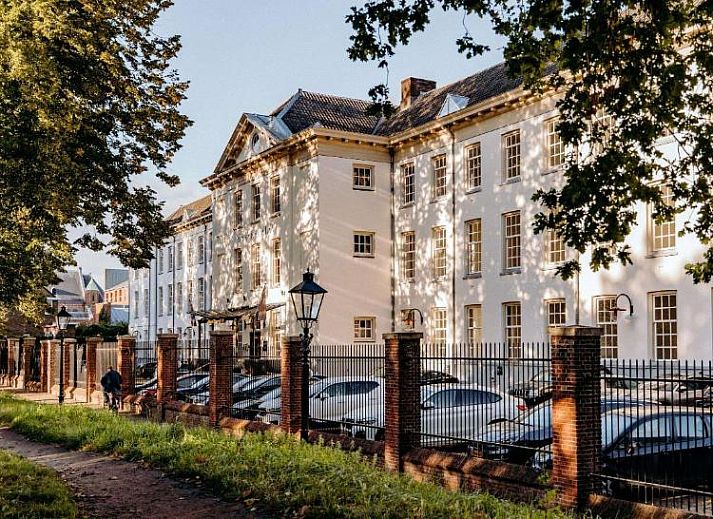 Statige entree van Grand Hotel Karel V, een luxe vakantieappartement in Utrecht, Utrecht eo.