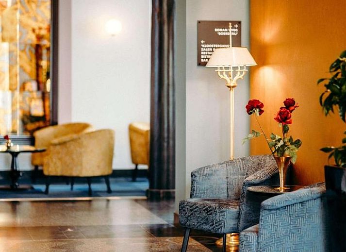 Statige entree van Grand Hotel Karel V, een luxe vakantieappartement in Utrecht, Utrecht eo.