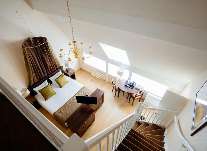 Ingang van Grand Hotel Karel V in Utrecht, vakantieappartement met historische charme.