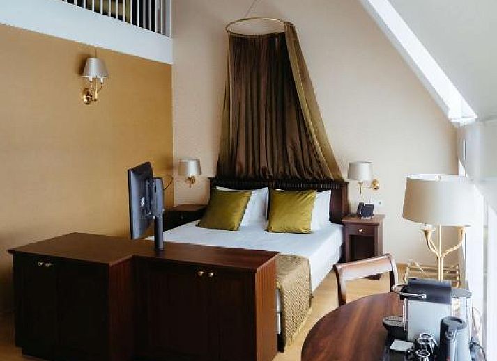 Buitenzijde van Grand Hotel Karel V, vakantieappartement in Utrecht omgeven door groen.