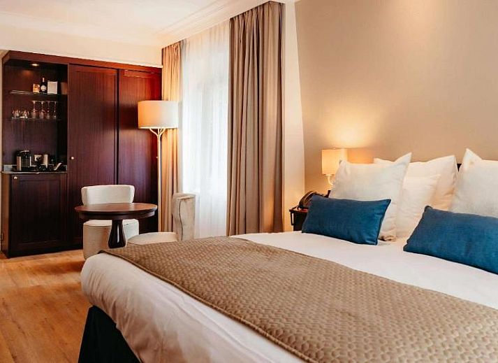 Buitenzijde van Grand Hotel Karel V, vakantieappartement in Utrecht omgeven door groen.