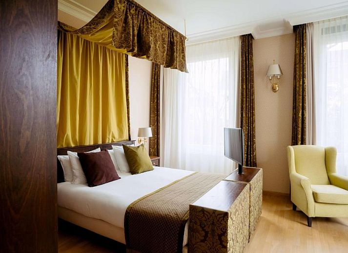 Buitenzijde van Grand Hotel Karel V, vakantieappartement in Utrecht omgeven door groen.