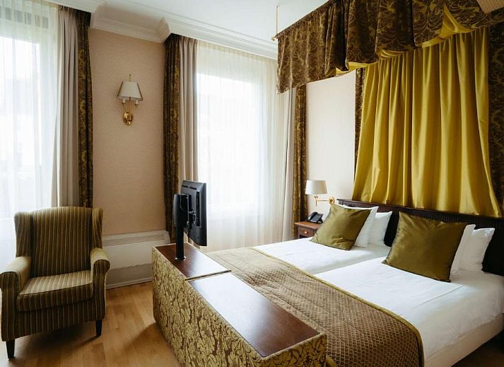 Buitenzijde van Grand Hotel Karel V, vakantieappartement in Utrecht omgeven door groen.