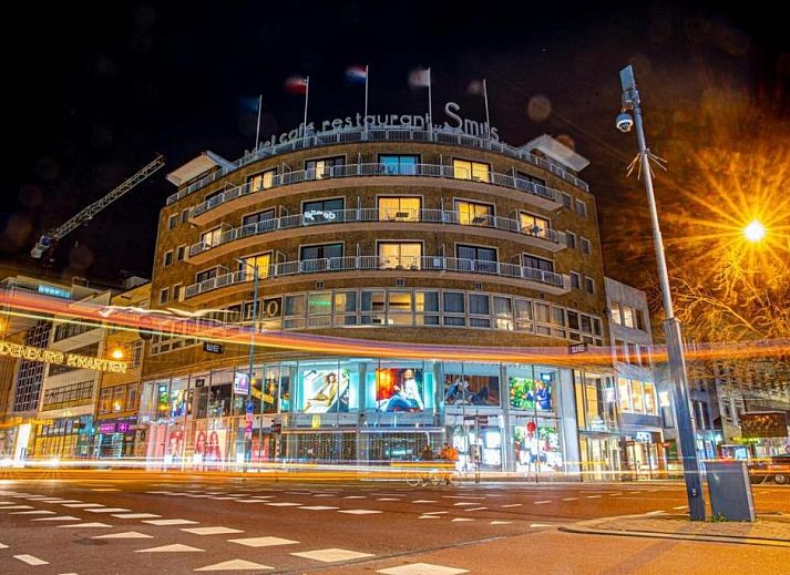 Apollo Hotel Utrecht City Centre bij nacht in Utrecht, centraal gelegen vakantieappartement met moderne architectuur.