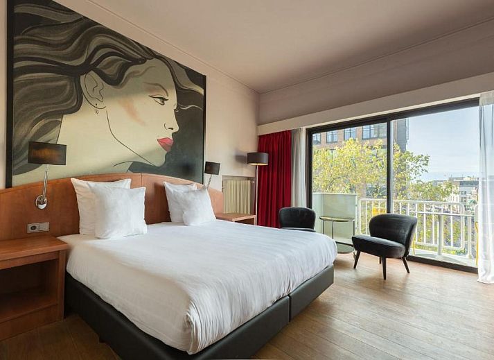 Apollo Hotel Utrecht City Centre bij nacht in Utrecht, centraal gelegen vakantieappartement met moderne architectuur.