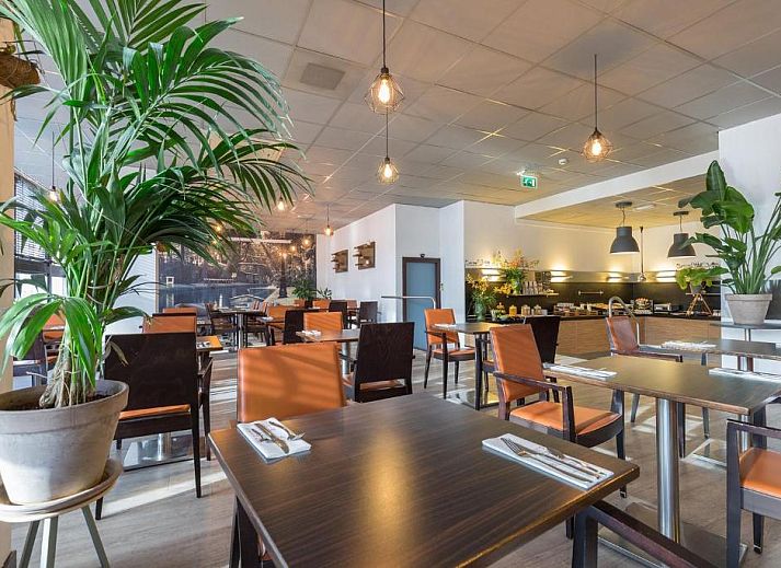 Apollo Hotel Utrecht City Centre bij nacht in Utrecht, centraal gelegen vakantieappartement met moderne architectuur.