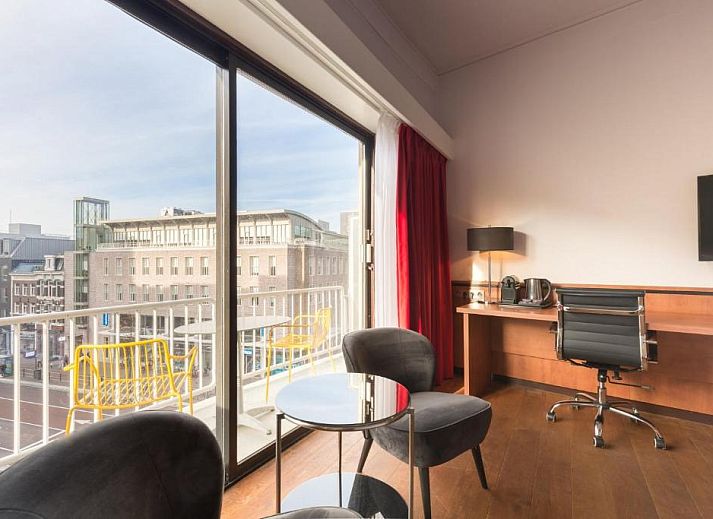 Apollo Hotel Utrecht City Centre bij nacht in Utrecht, centraal gelegen vakantieappartement met moderne architectuur.