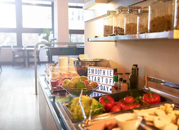 Werkruimte met uitzicht in Apollo Hotel Utrecht City Centre, Utrecht, ideaal voor zakenreizigers in het vakantieappartement.