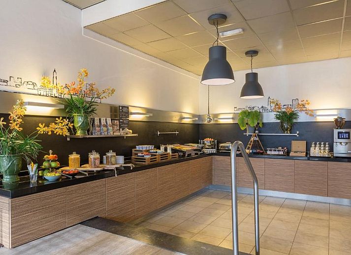 Werkruimte met uitzicht in Apollo Hotel Utrecht City Centre, Utrecht, ideaal voor zakenreizigers in het vakantieappartement.