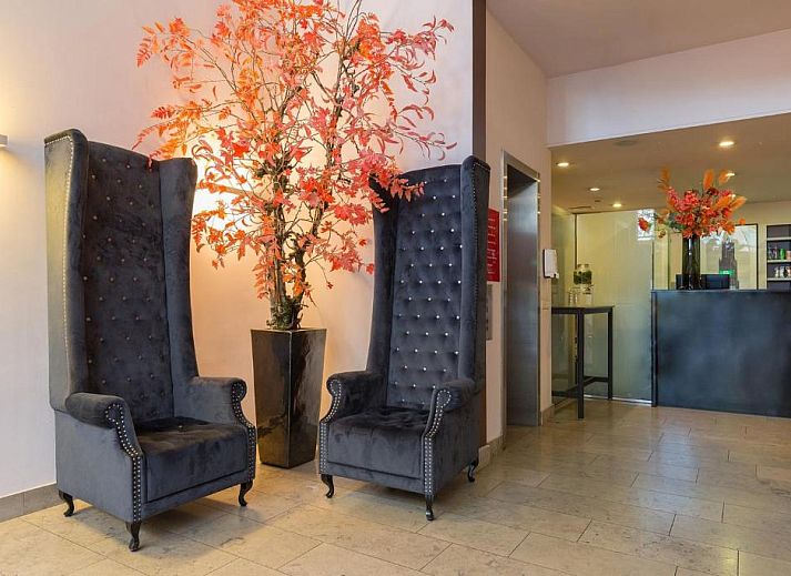 Balkonontbijt in Apollo Hotel Utrecht City Centre, Utrecht, met panoramisch uitzicht over de stad.