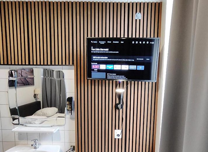 Moderne slaapkamer in Hotel Holland Lodge, Utrecht met comfortabel bed en houten accenten.