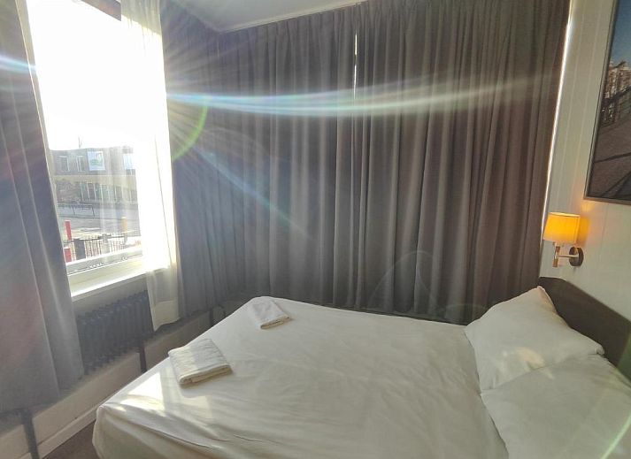 Stijlvolle televisiehoek in Hotel Holland Lodge, Utrecht met moderne faciliteiten.