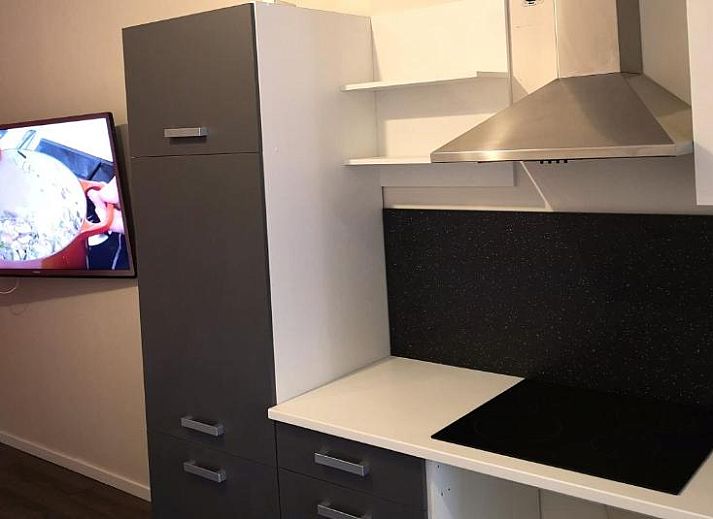 Gezellige slaapkamer in Hotel Holland Lodge Utrecht met uitzicht op de stad.