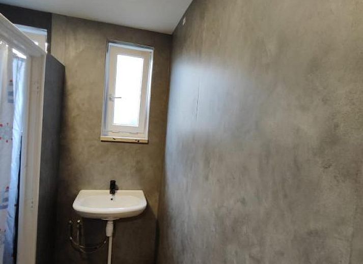 Elegante slaapkamer in Hotel Holland Lodge Utrecht met praktische opbergruimte.