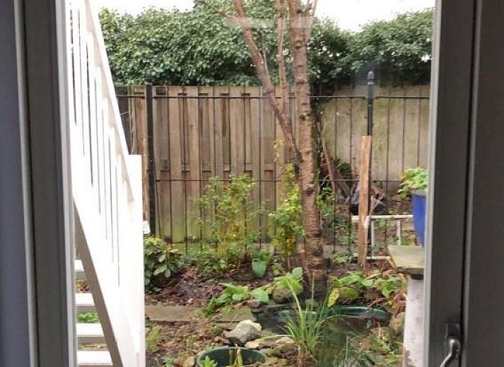 Sfeervolle slaapkamer in B&B Chez Cho, appartement in Utrecht, Utrecht eo, met tweepersoonsbed en leeshoek.