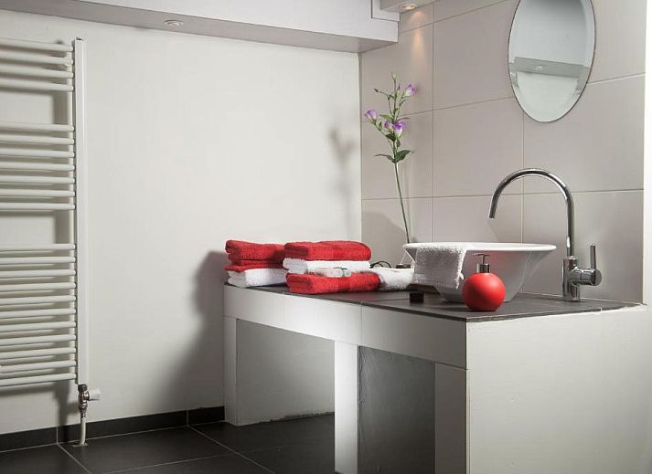 Sfeervolle slaapkamer in B&B Chez Cho, appartement in Utrecht, Utrecht eo, met tweepersoonsbed en leeshoek.