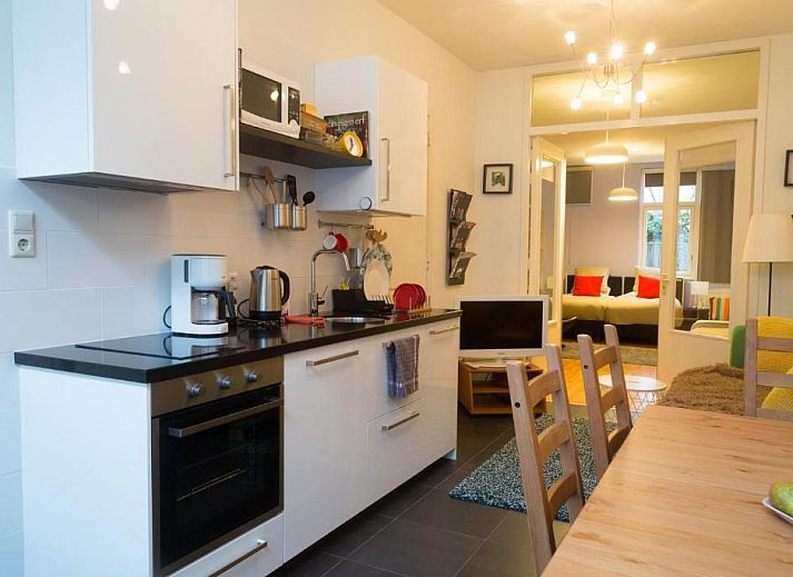 Sfeervolle slaapkamer in B&B Chez Cho, appartement in Utrecht, Utrecht eo, met tweepersoonsbed en leeshoek.