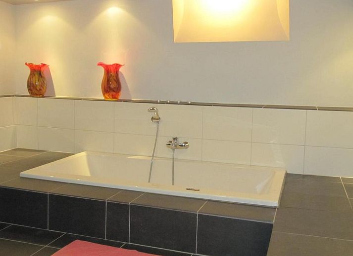 Sfeervolle slaapkamer in B&B Chez Cho, appartement in Utrecht, Utrecht eo, met tweepersoonsbed en leeshoek.