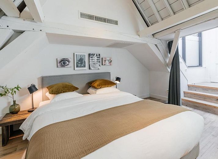 Gezellige eenpersoonskamer in Eye Hotel Utrecht met werkruimte en uitzicht op de stad.