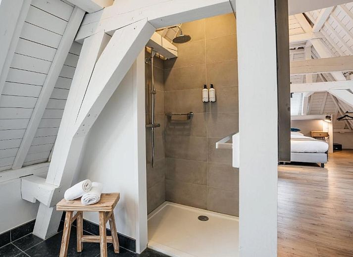 Gezellige eenpersoonskamer in Eye Hotel Utrecht met werkruimte en uitzicht op de stad.