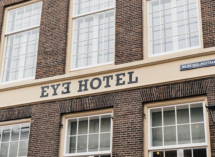 Gezellige eenpersoonskamer in Eye Hotel Utrecht met werkruimte en uitzicht op de stad.