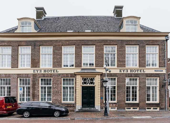 Gezellige eenpersoonskamer in Eye Hotel Utrecht met werkruimte en uitzicht op de stad.