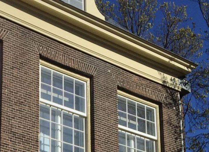 Gezellige eenpersoonskamer in Eye Hotel Utrecht met werkruimte en uitzicht op de stad.