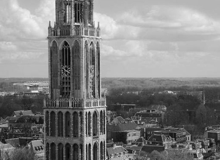 Moderne badkamer en werkplek in Eye Hotel Utrecht vakantieaccommodatie.