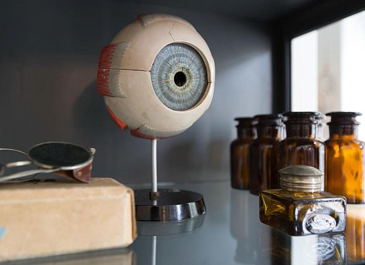 Moderne badkamer en werkplek in Eye Hotel Utrecht vakantieaccommodatie.