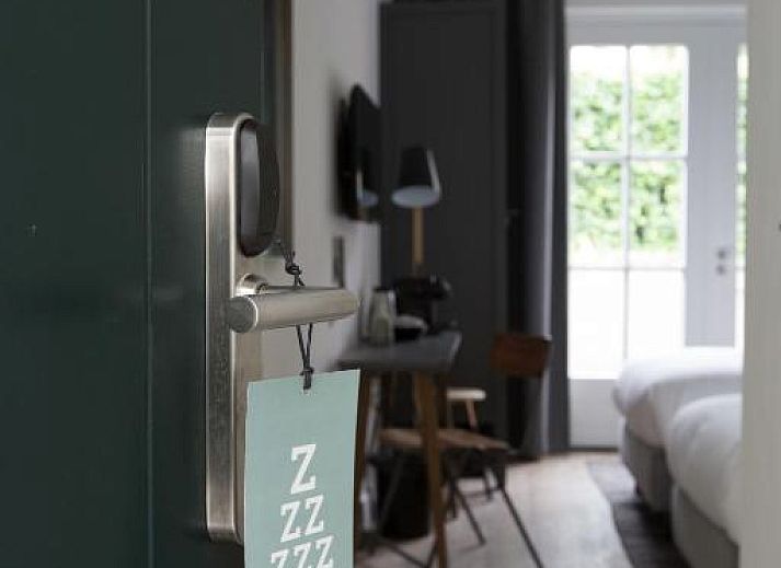 Moderne badkamer en werkplek in Eye Hotel Utrecht vakantieaccommodatie.