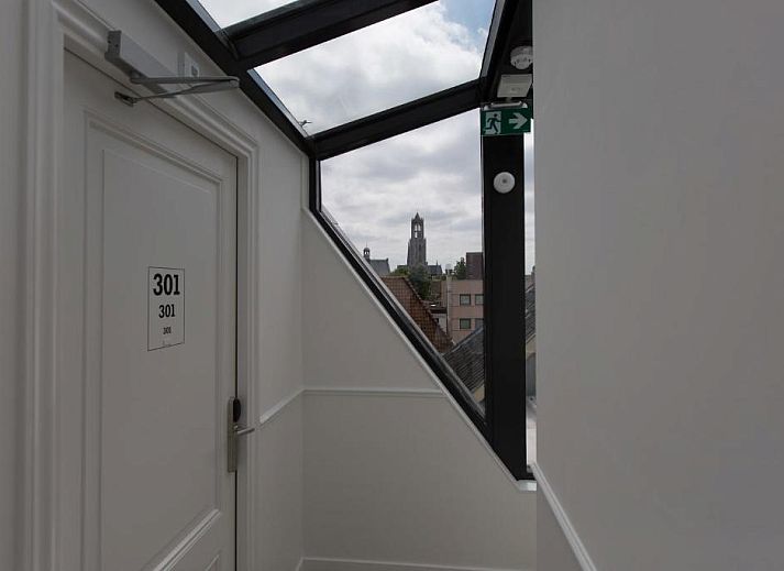 Moderne badkamer en werkplek in Eye Hotel Utrecht vakantieaccommodatie.