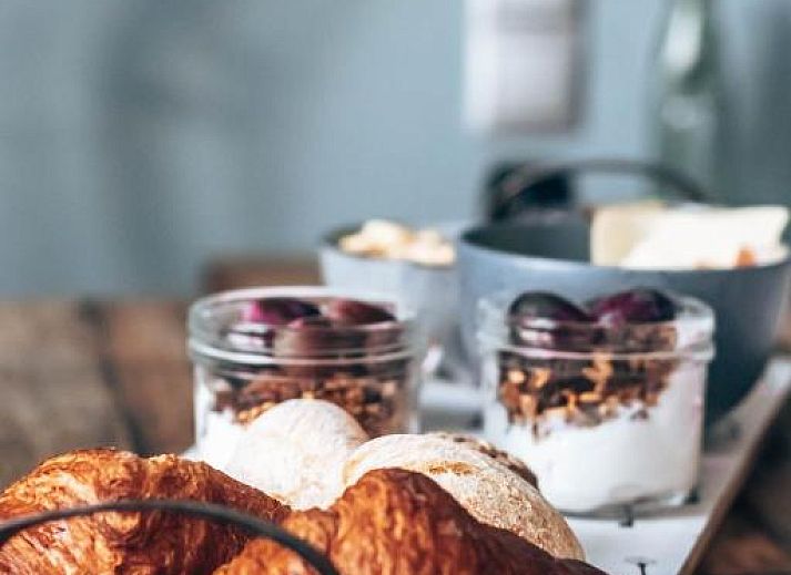 Uitgebreid ontbijt met croissants en yoghurt in Eye Hotel Utrecht appartement.