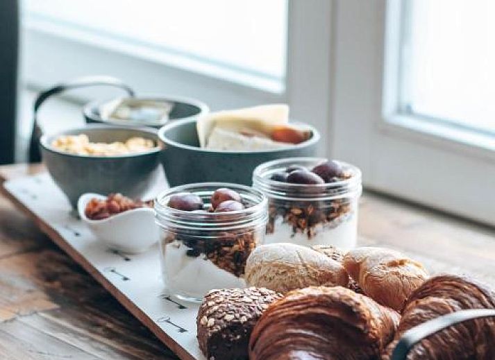 Uitgebreid ontbijt met croissants en yoghurt in Eye Hotel Utrecht appartement.