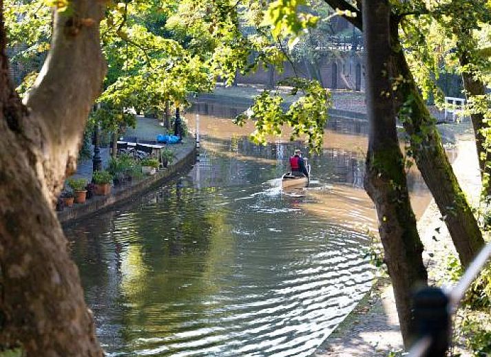 Ruime slaapkamer in Hotel Museumkwartier Utrecht, vakantie appartement met houten balken en gezellige sfeer.