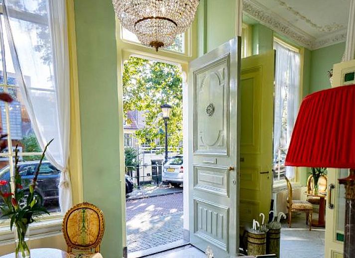 Luxe marmeren badkamer in Hotel Museumkwartier Utrecht, vakantie appartement in Utrecht met moderne voorzieningen.