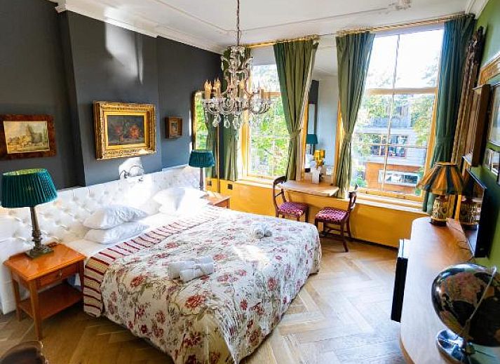 Luxe marmeren badkamer in Hotel Museumkwartier Utrecht, vakantie appartement in Utrecht met moderne voorzieningen.