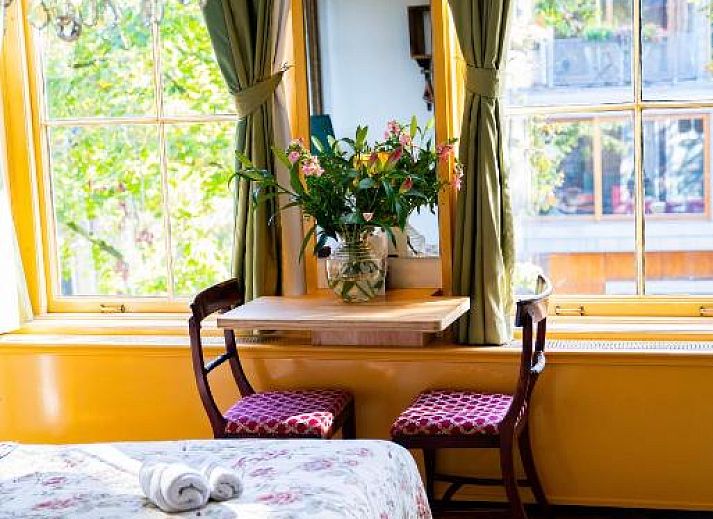 Luxe marmeren badkamer in Hotel Museumkwartier Utrecht, vakantie appartement in Utrecht met moderne voorzieningen.