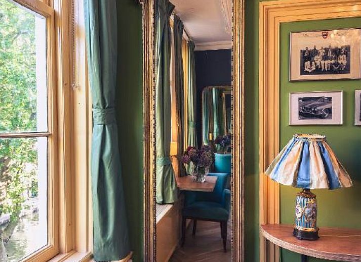 Ontbijt bij Hotel Museumkwartier Utrecht, vakantie appartement in Utrecht met vers fruit en croissants.