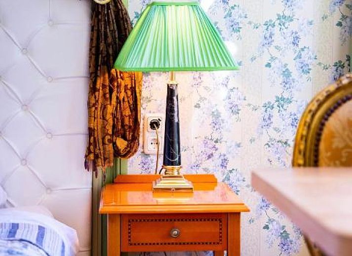 Stijlvolle binnenruimte van Hotel Museumkwartier Utrecht, vakantie appartement met klassieke inrichting en open haard.