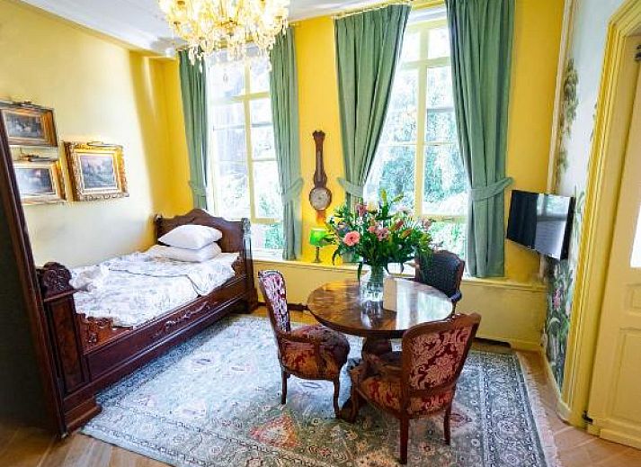 Stijlvolle binnenruimte van Hotel Museumkwartier Utrecht, vakantie appartement met klassieke inrichting en open haard.