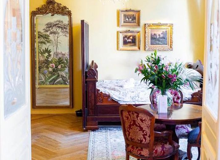 Stijlvolle binnenruimte van Hotel Museumkwartier Utrecht, vakantie appartement met klassieke inrichting en open haard.